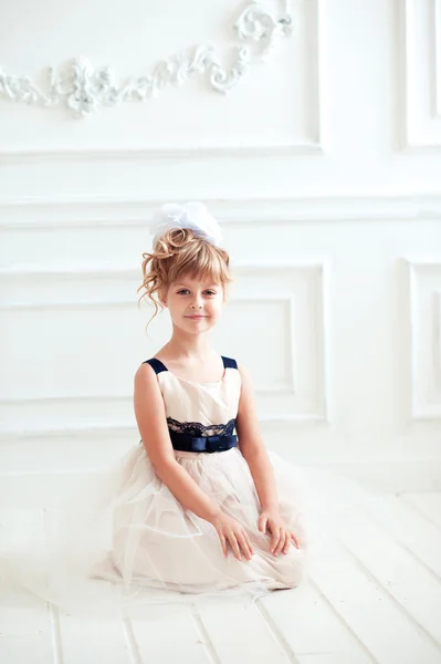 Niña en hermoso vestido elegante —  Fotos de Stock