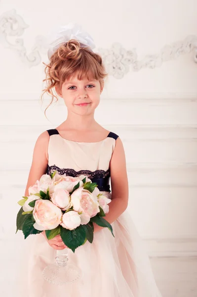 Bambina in bellissimo vestito elegante — Foto Stock