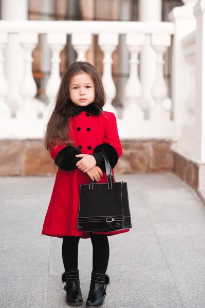 ハンドバッグにスタイリッシュな赤ちゃん女の子 — ストック写真