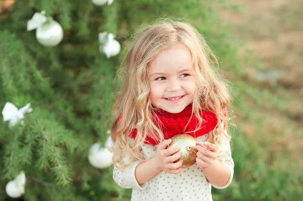 時間のクリスマスの装飾を持つ少女 — ストック写真