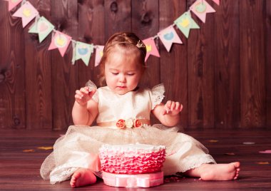 Bebek kız kutlayan ilk doğum günü