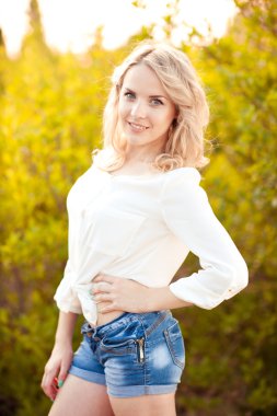 Güzel sarışın kadın.