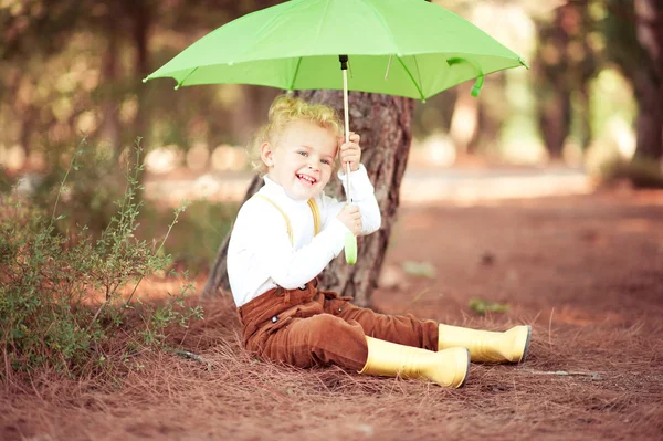 Bébé fille avec parasol — Photo