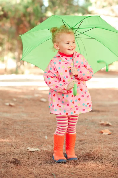 Meisje van de baby met paraplu — Stockfoto