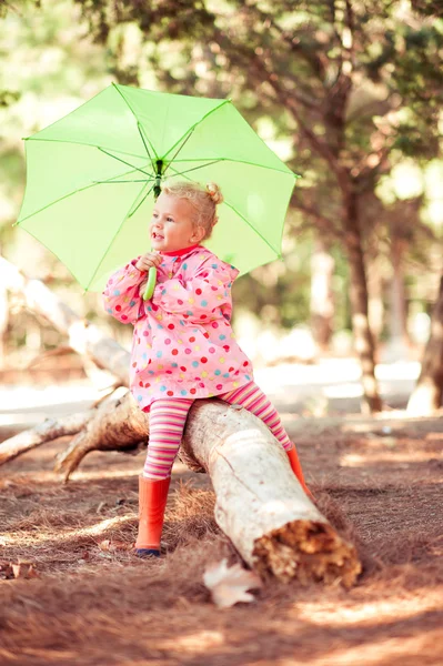 Meisje van de baby met paraplu — Stockfoto