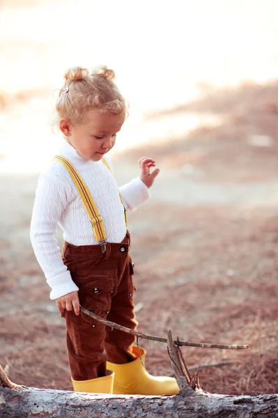 Flicka på hösten park — Stockfoto