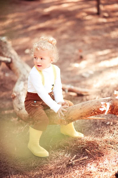 Flicka på hösten park — Stockfoto