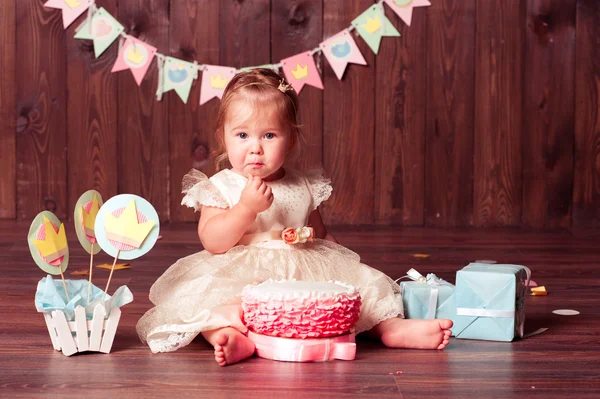 Baby flicka firar första födelsedag — Stockfoto