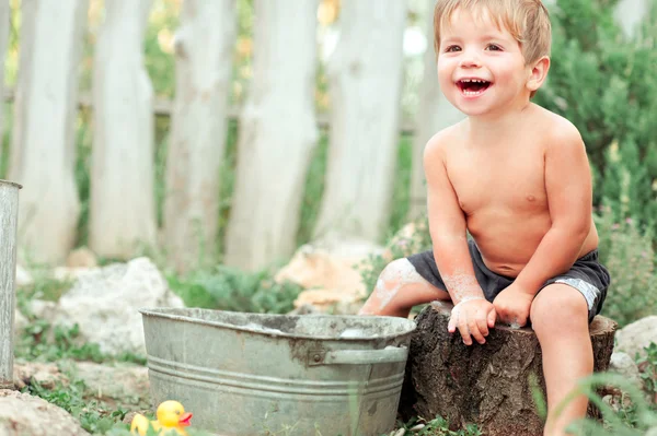 Niño jugando con espuma de jabón — Foto de Stock