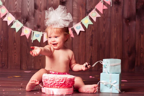 Menina bebê comemorando o primeiro aniversário — Fotografia de Stock