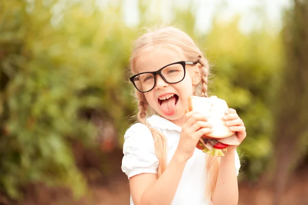 Schattig leerling meisje met sandwich — Stockfoto