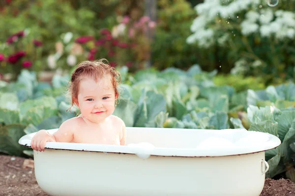 Dziecko dziewczynka mycie w kąpieli odkryty — Zdjęcie stockowe