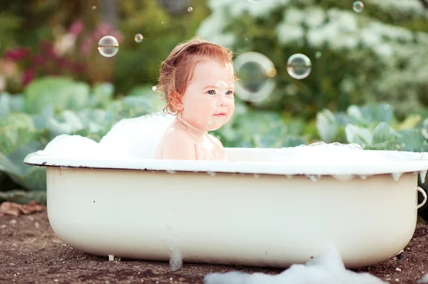 Mädchen wäscht sich in Badewanne im Freien — Stockfoto