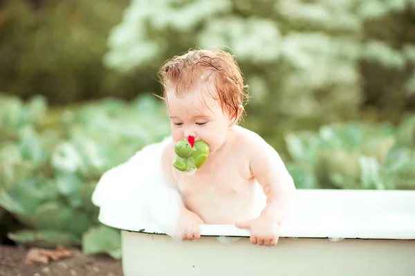 Dziecko dziewczynka mycie w kąpieli odkryty — Zdjęcie stockowe
