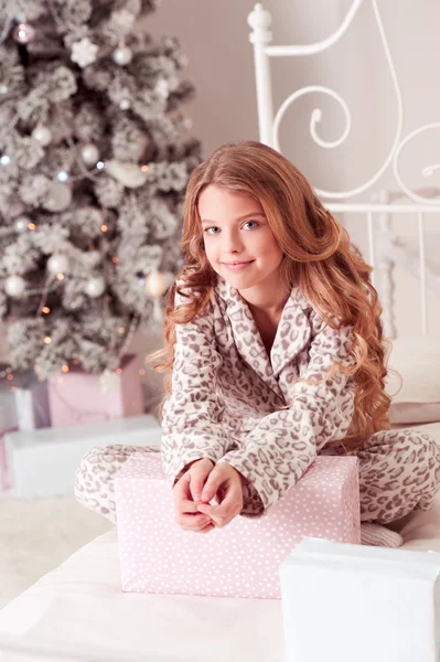 Bella ragazza sopra l'albero di Natale — Foto Stock