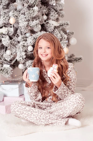 Mooi meisje met peperkoek cookie — Stockfoto