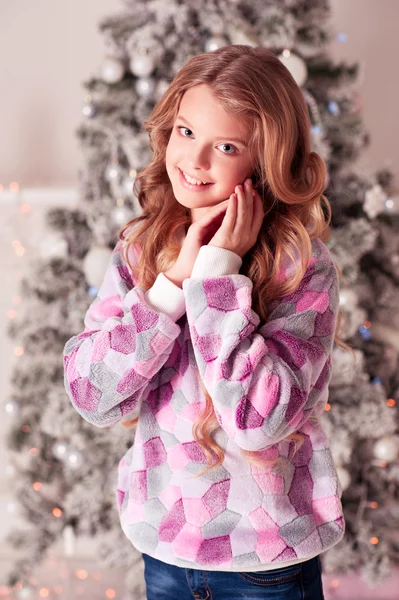 Söt flicka över julgran — Stockfoto