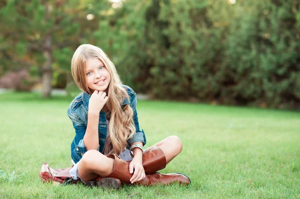 Bella giovanissima ragazza — Foto Stock