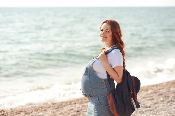 Femme enceinte à la plage — Photo