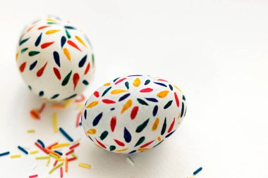 Üç Paskalya yumurtası kırmızı, sarı, mavi gagayla boyanır. 