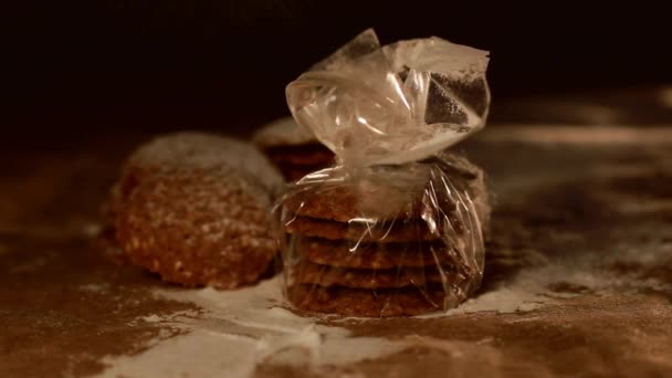 Μπισκότα Μελόψωμου Συσκευασία Σελοφάν Μπισκότα Στο Παρασκήνιο Ζάχαρη Σκόνη Χύνεται — Αρχείο Βίντεο
