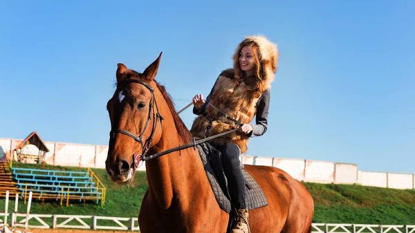 Een Jong Meisje Vrolijk Lachend Een Vest Met Capuchon Rijdt — Stockfoto