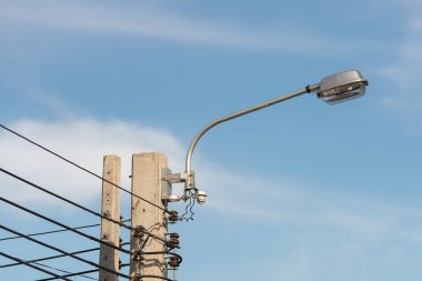 Halojen lamba mavi gökyüzü ile sokak ışık