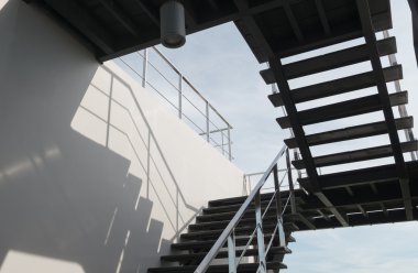 merdiven başka bir seviyeye kadar gidiyor