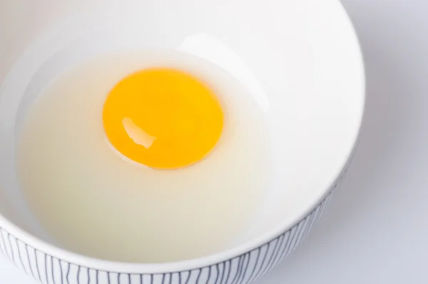 Куриное яйцо в чашке — стоковое фото