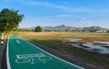 Bisiklete binme güvenli hale getirmek için tasarlanmış bisiklet yolları