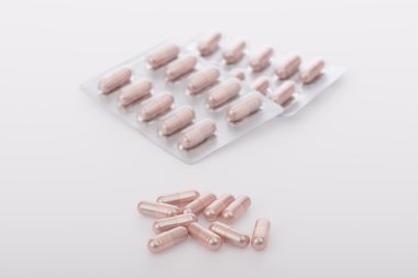 Grup beyaz zemin üzerine hap