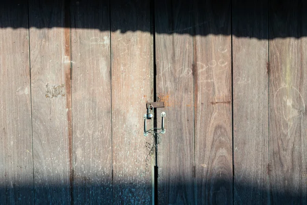 Asma kilit ve eski kapıyı hasp ve kapıda bir vintage — Stok fotoğraf