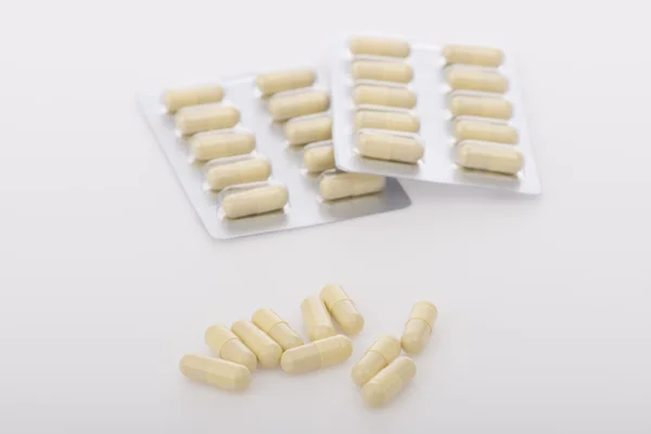 Fehér háttér tabletták csoportja — Stock Fotó