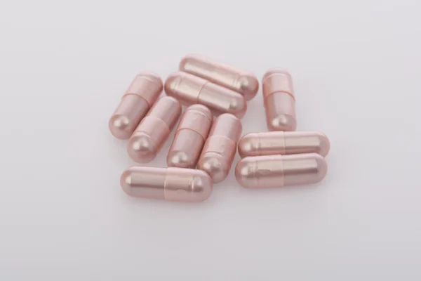Groep van pillen op witte achtergrond — Stockfoto