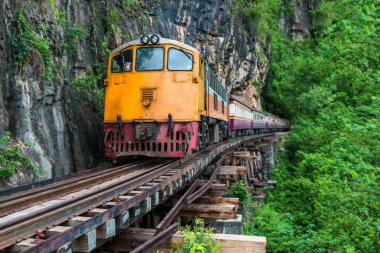 Kanchanaburi demiryolu köprüsünde içine tren