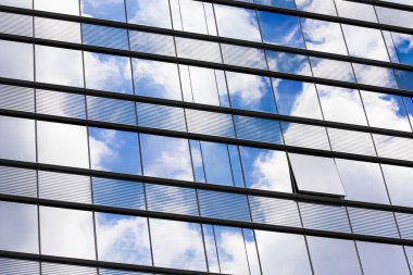 transparant glazen ramen van kantoorgebouw met reflecties