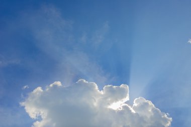 Güzel mavi gökyüzü ve bulutlar. Güneş ışınları