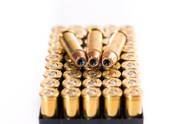 Beyaz arka plan üzerinde mermi. Kartuş