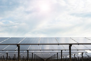 Yenilenebilir güneş enerjisi kullanan enerji santrali