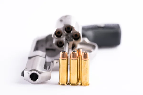 Macro disparo de un revólver abierto y balas — Foto de Stock