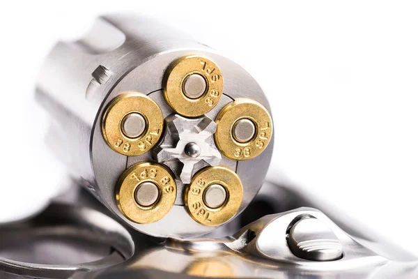 Макровыстрел из открытого револьвера, заряженного пулями — стоковое фото