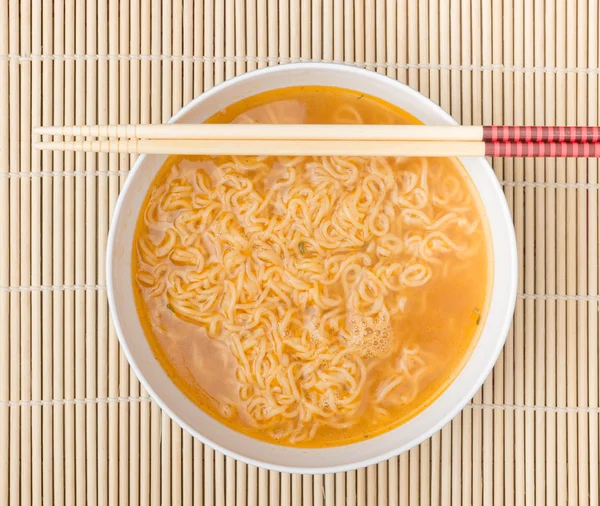 Fideos instantáneos sobre fondo de madera —  Fotos de Stock