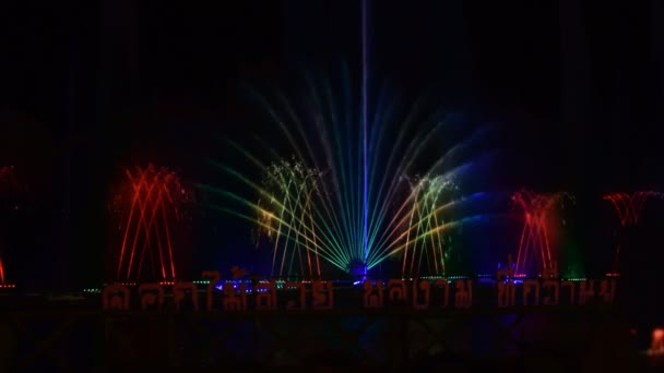 Spettacolo di fontana musicale nel lago di Phayao . — Video Stock