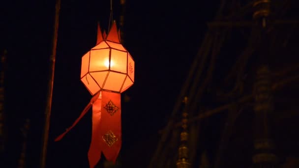 Lanterne en papier rouge se balançant dans le vent la nuit, Thaïlande . — Video