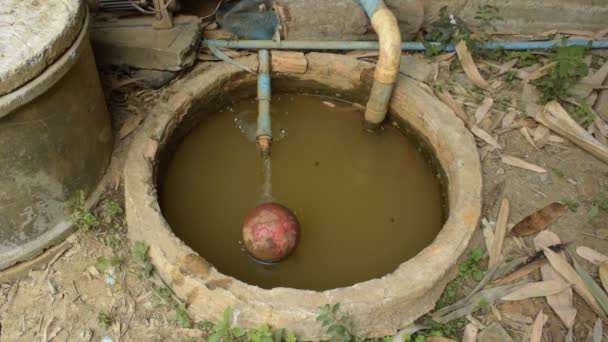 Pulverización de agua de tubería en tanque de cemento . — Vídeos de Stock