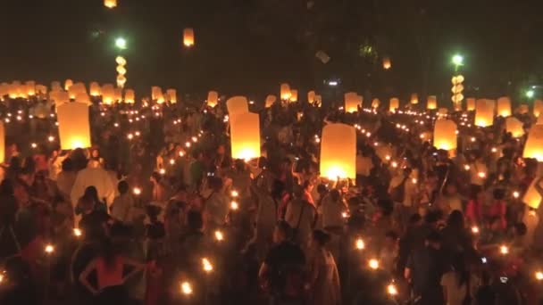 Celebrazione con più di mille lanterne galleggianti . — Video Stock
