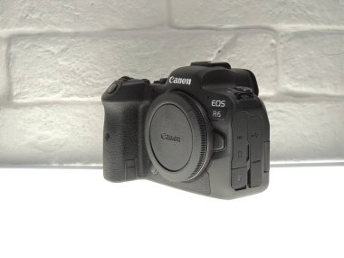 Canon R6 siyah, mükemmel aynasız kamera ışık arkaplanına karşı.