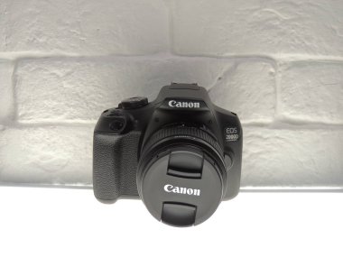 Canon 2000D siyah, ideal SLR kamera açık arkaplan karşısında. 