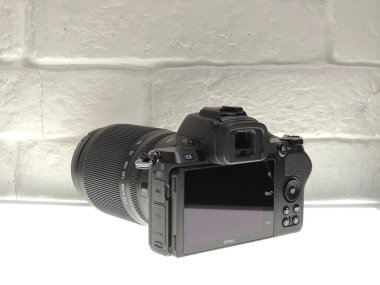 Nikon Z50 aynasız ekin kamerası 50-250 mm VR lensli. Hafif arkaplan. Ekin sensörlü aynasız kamera.