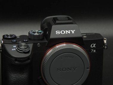 Nikon Z6 ii (sürüm 2) vs Sony Alpha 7 m3 (a7m3), kamera yüzleşme ve rekabet. Karanlık arka plan. Sony mi Nikon mu kazanacak? En iyi markalardan en iyi aynasız kameralar.